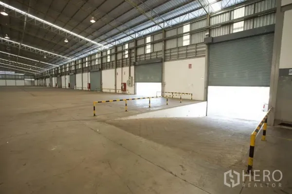 คลังสินค้า ให้เช่าในSi Racha, Chon Buri - ท่าโหลดพร้อมทางลาดเข้าและประตูม้วนหลายจุดภายในอาคาร