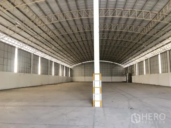 货栈 出租在Phan Thong, Chon Buri - 仓库中央视角，约13米净空，侧墙采光板带来自然光。