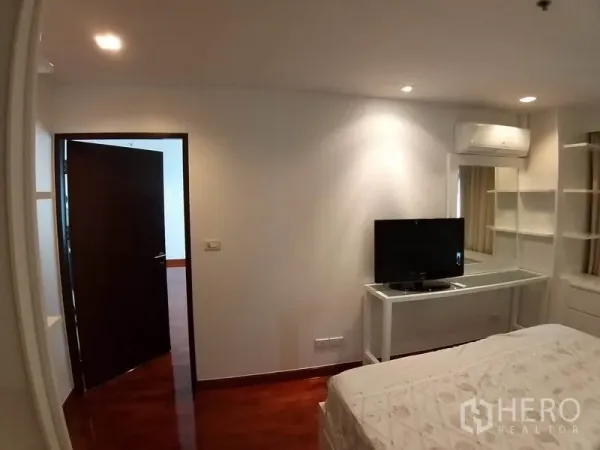 คอนโด ให้เช่าหรือขายในPathum Wan, Bangkok - มุมห้องนอนพร้อมโต๊ะทำงาน กระจก ทีวี และแอร์แขวนผนัง