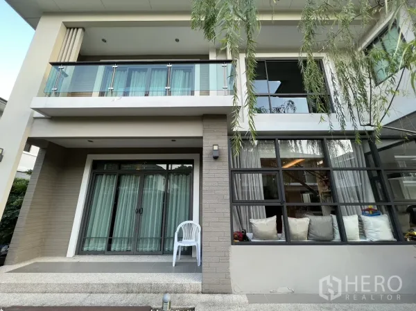 Detached House for rent in Suan Luang, Bangkok - Close view of facade with glass balcony, sliding doors and picture windows.