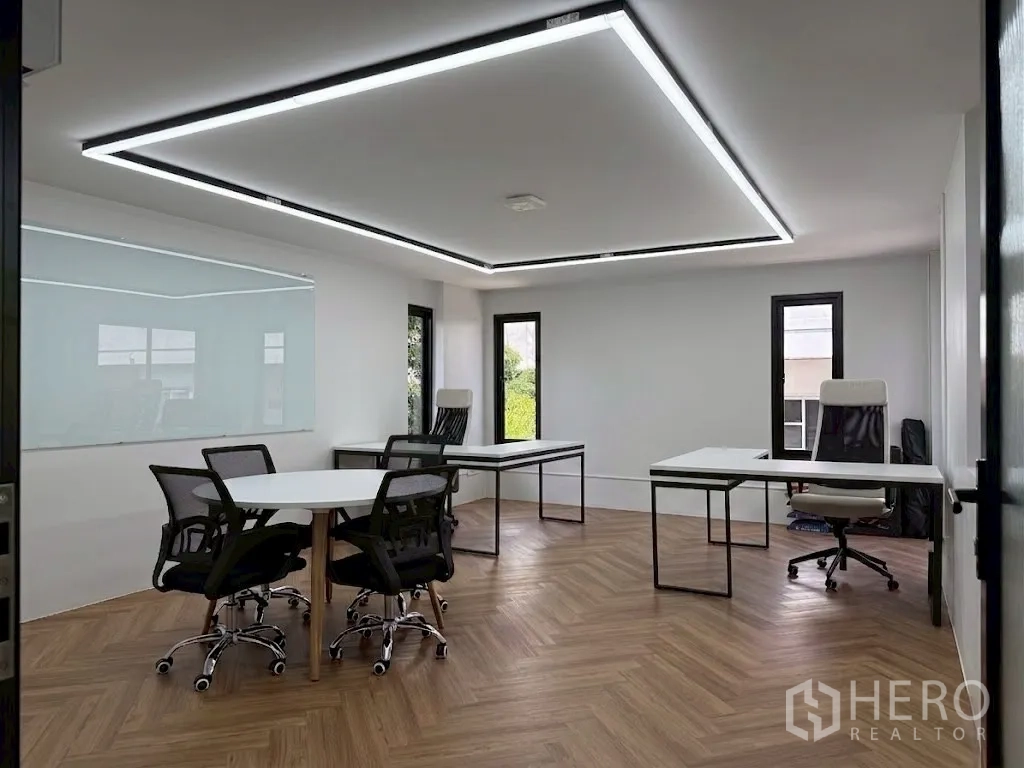 โฮมออฟฟิศ for rent in Watthana, Bangkok - ออฟฟิศสมัยใหม่พื้นลายก้างปลา ไฟเพดาน LED และโต๊ะทำงาน