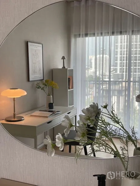 คอนโด ให้เช่าในWatthana, Bangkok - ภาพสะท้อนในกระจกทรงกลมเห็นโต๊ะทำงาน โคมไฟ และวิวระเบียง