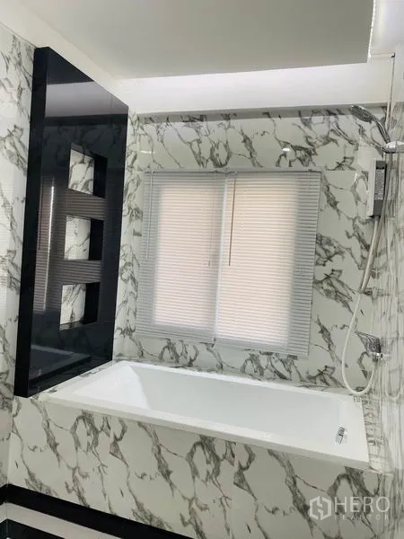 ทาวน์เฮาส์ ให้เช่าหรือขายในKhlong Toei, Bangkok - อ่างอาบน้ำพร้อมฝักบัวแบบเรนชาวเวอร์ ผนังลายหินอ่อน