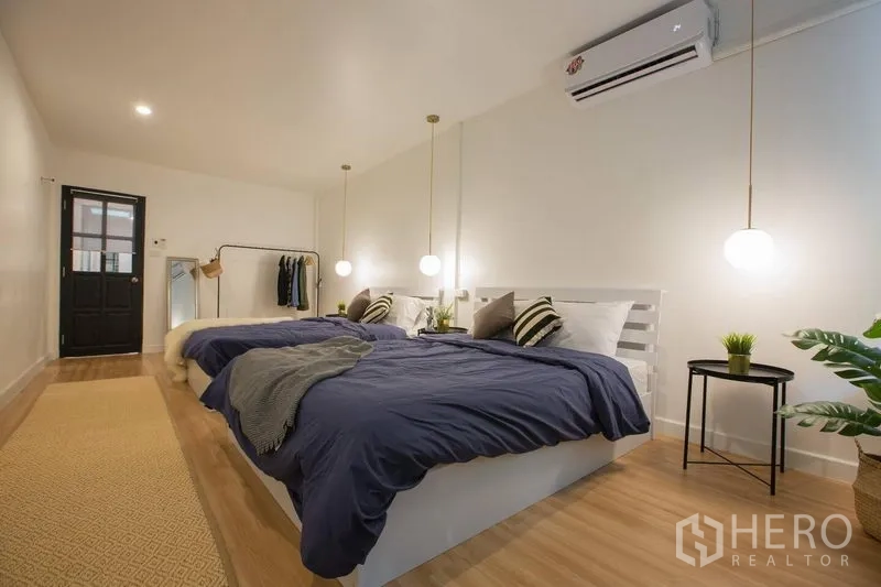 ทาวน์เฮาส์ ให้เช่าในSathon, Bangkok - ห้องนอนใหญ่ เตียงคู่ขนาดใหญ่ ไฟแขวน และพื้นไม้โทนอุ่น