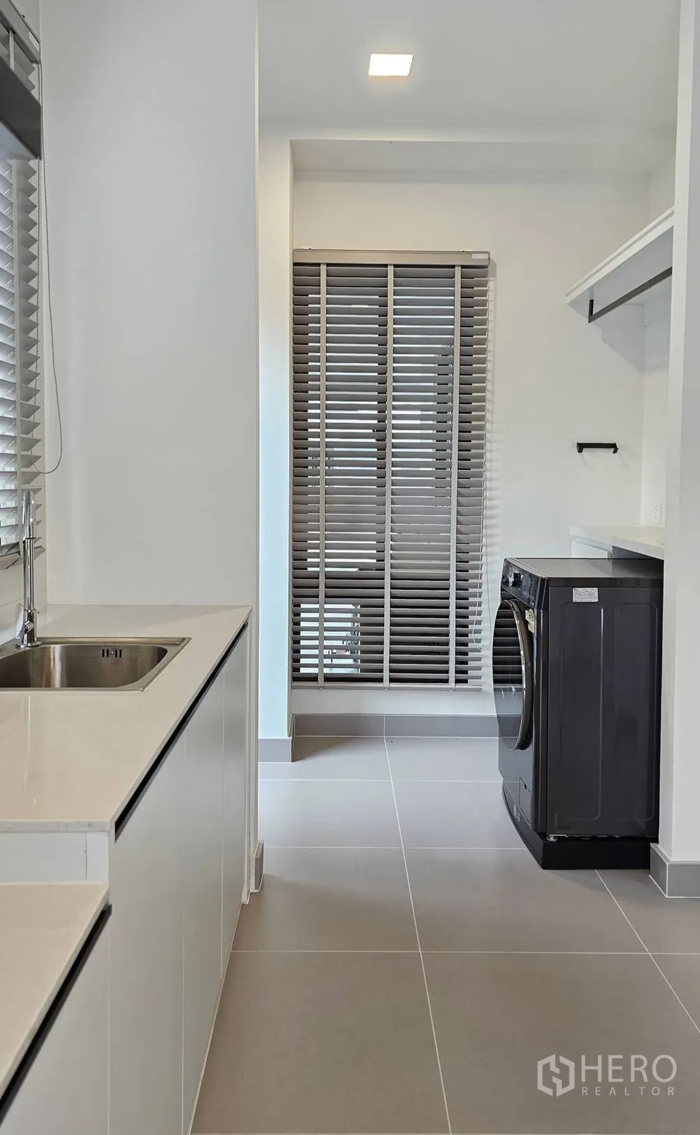 บ้านเดี่ยว for rent in Bang Phli, Samut Prakan - ห้องอเนกประสงค์มีซิงก์ เคาน์เตอร์ เครื่องซักผ้า และมู่ลี่หน้าต่าง.