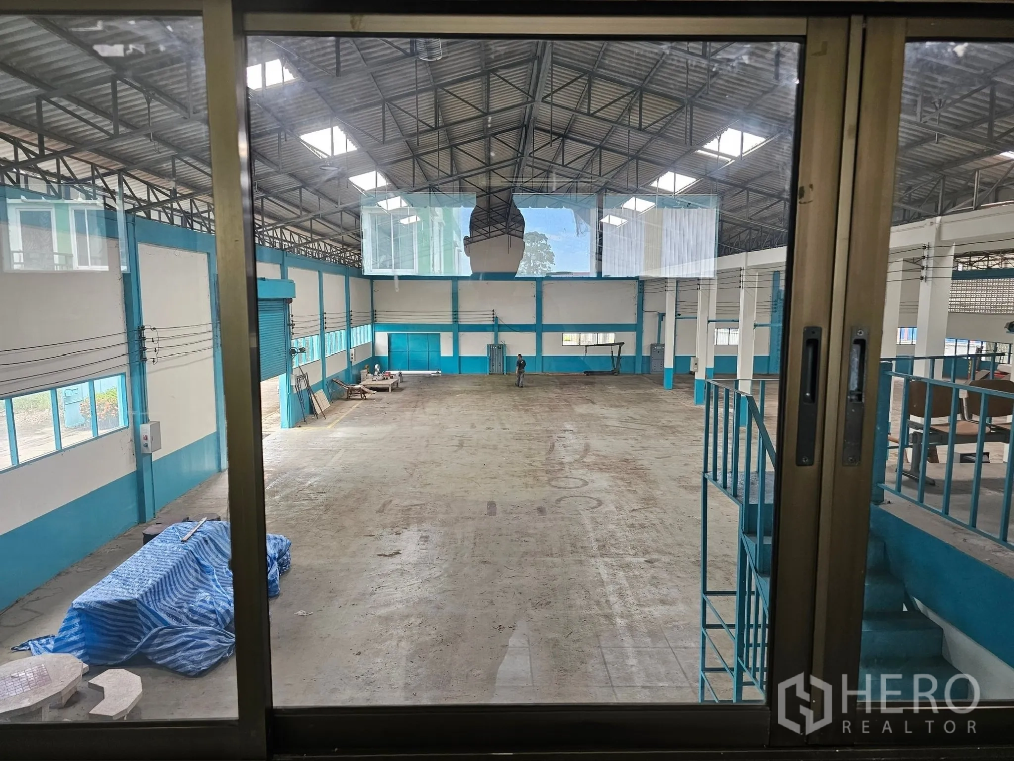 工厂 出租或出售在Mueang Rayong, Rayong - 透过玻璃可见大开间生产大厅、夹层楼梯与充足天窗采光。