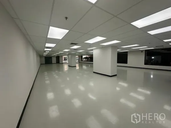 สำนักงาน ให้เช่าในPhaya Thai, Bangkok - สำนักงานแปลนเปิดโล่ง พื้นสีอ่อน ฝ้าเพดานกริด ไฟ LED สว่าง พร้อมเสาโครงสร้าง