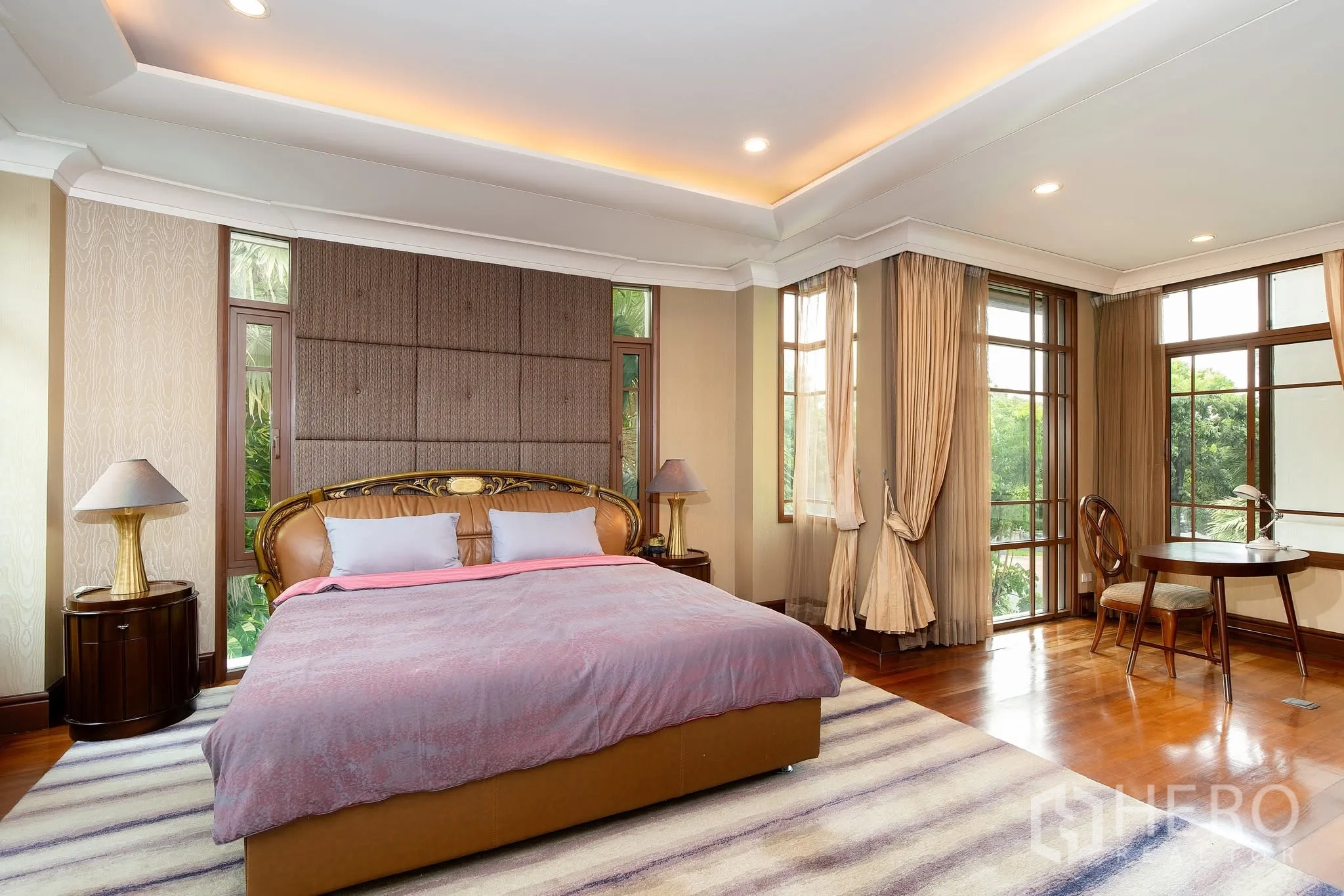 独栋房屋 for rent or sale in Watthana, Bangkok - 主卧近景，软包床头与床头柜一体搭配。