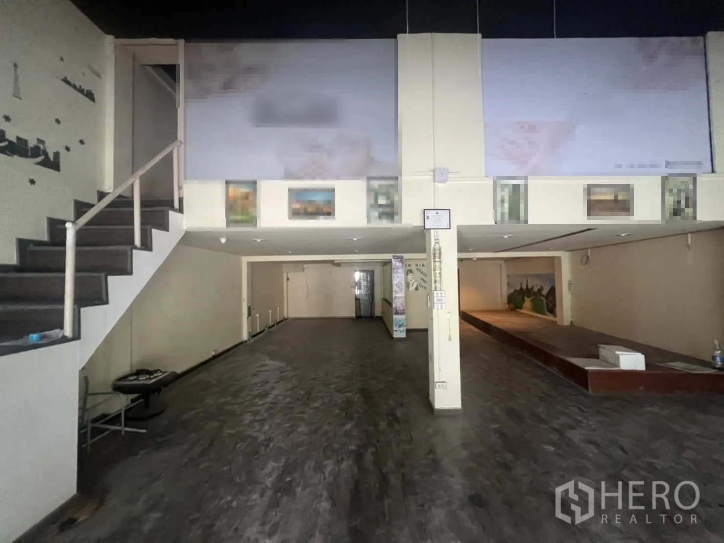 อาคารพาณิชย์ ให้เช่าในWatthana, Bangkok - ภายในแบบโอเพ่นแพลนยาว เห็นชั้นลอย บันได และแท่นแสดงสินค้า