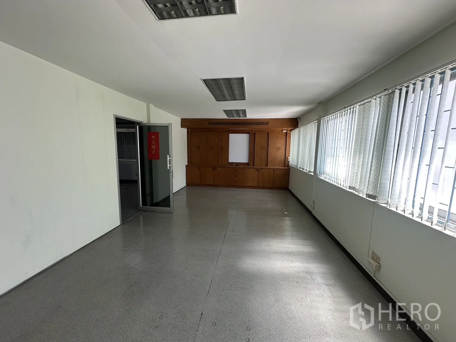 零售空间 出租在Watthana, Bangkok - 采光房，整排长窗与尽头木质收纳柜。