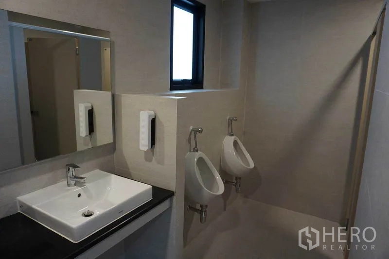 สำนักงาน ให้เช่าในPrawet, Bangkok - ห้องน้ำปูกระเบื้องพร้อมอ่างล้างหน้า กระจก และโถปัสสาวะติดผนัง