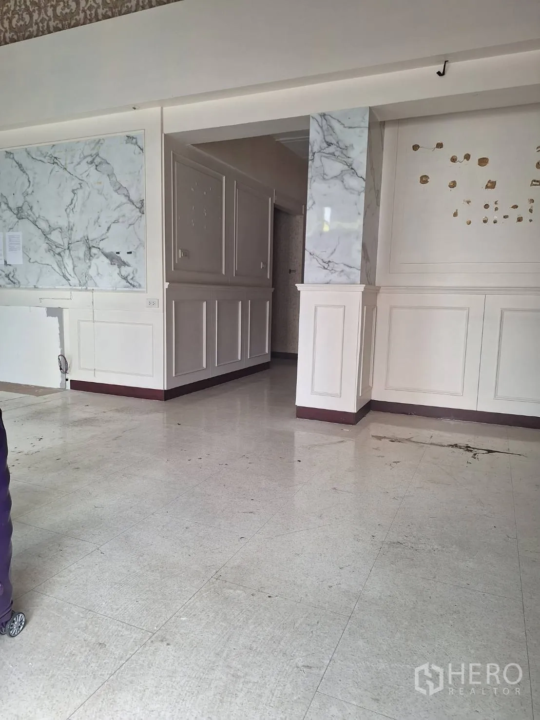 พื้นที่ขายปลีก ให้เช่าในWatthana, Bangkok - พื้นที่เปิดโล่งเพดานสูงพร้อมเสาตกแต่ง เหมาะสำหรับโชว์รูมหรือร้านค้า