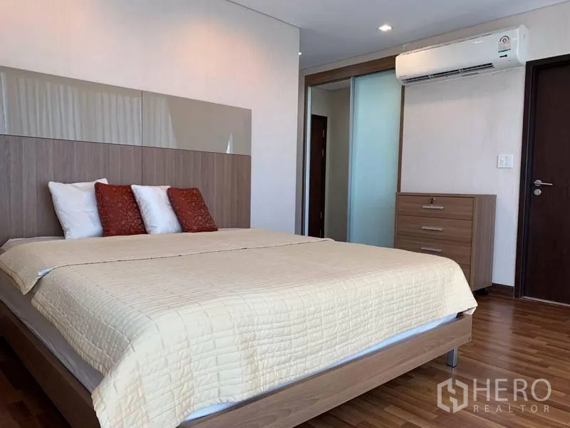 Condominium for rent in Watthana, Bangkok - Master bedroom with king bed, air conditioning and built-in wardrobe.