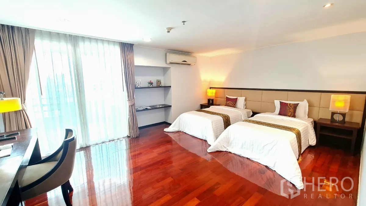 อพาร์ทเมนท์ ให้เช่าในWatthana, Bangkok - ห้องนอนที่สองขนาดใหญ่ เตียงเดี่ยวสองเตียง ชั้นวางบิลท์อิน โต๊ะทำงาน และหน้าต่างบานใหญ่