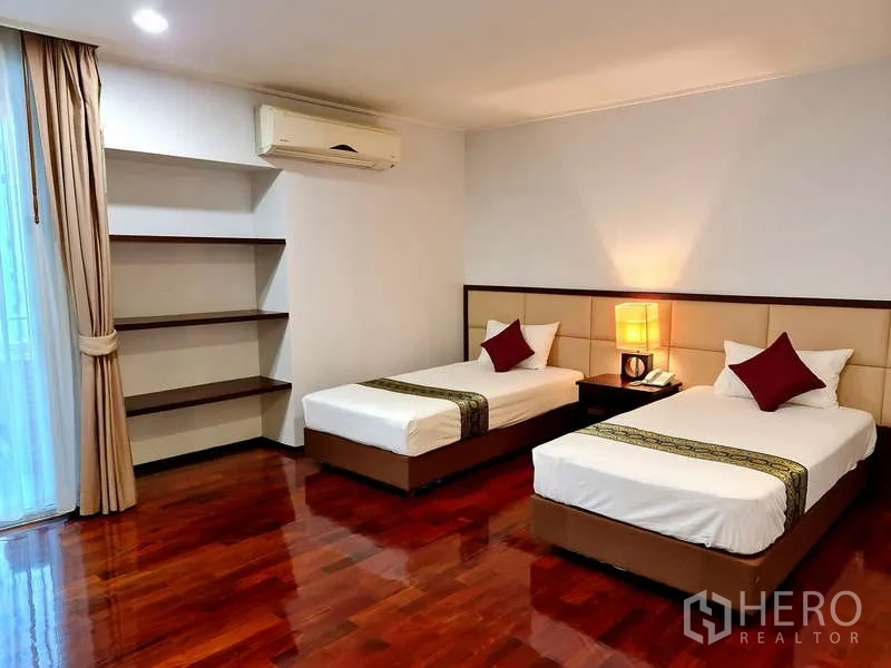 อพาร์ทเมนท์ ให้เช่า - ห้องนอนเตียงคู่ พื้นไม้เงางาม พร้อมชั้นวางของบิวท์อิน