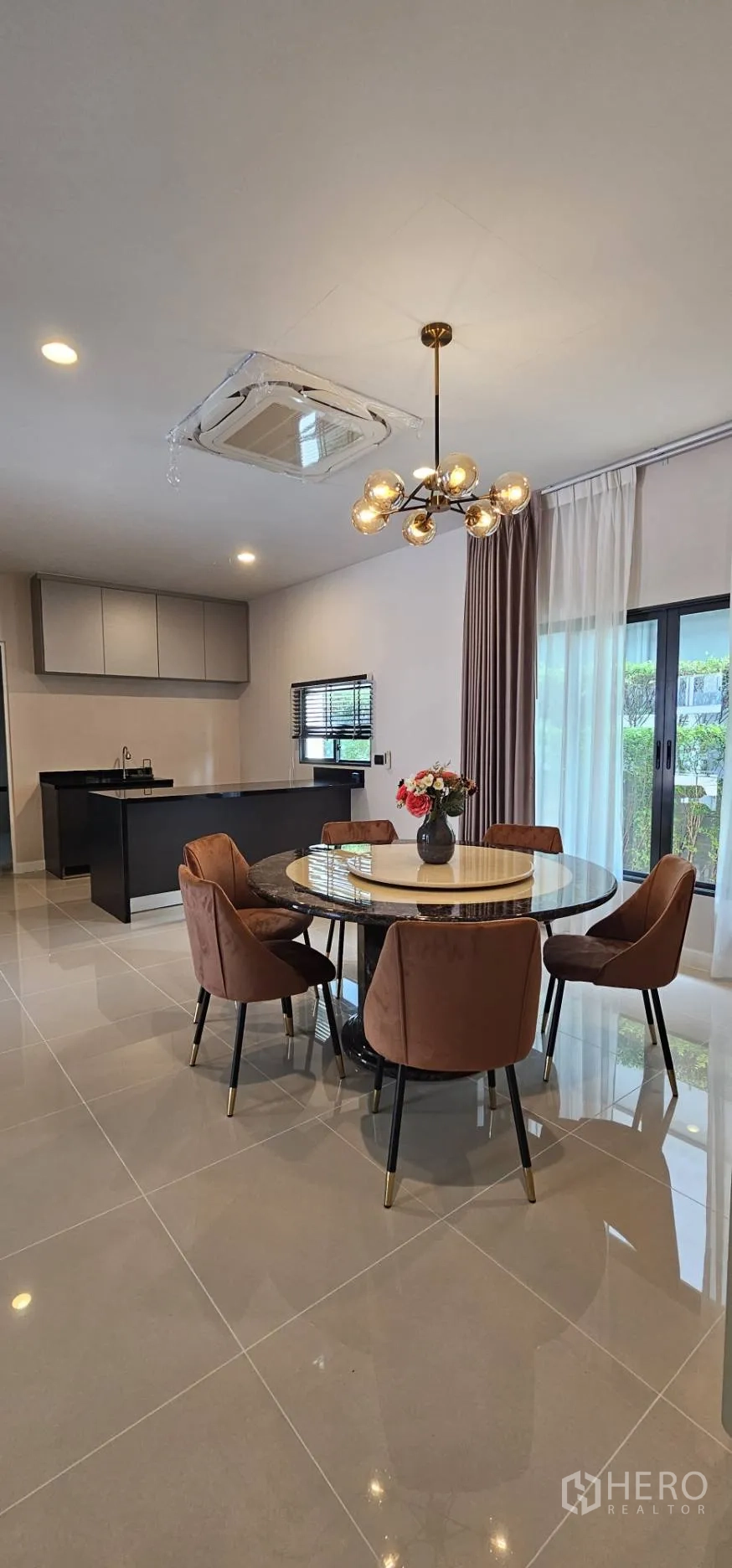 Detached House for rent in Bang Kapi, Bangkok - Open dining area adjacent to a sleek island pantry kitchen.