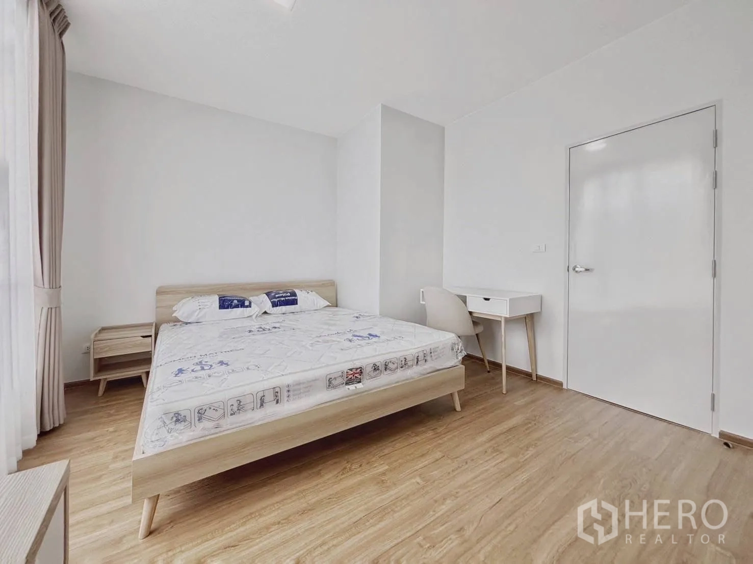 ทาวน์เฮาส์ for rent in Bang Phli, Samut Prakan - มุมมองห้องนอนพร้อมเตียง โต๊ะข้าง และโต๊ะทำงานขนาดกะทัดรัดใกล้ประตู.