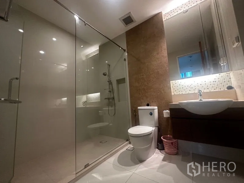 คอนโด ให้เช่าในKhlong Toei, Bangkok - ห้องน้ำพร้อมตู้ฝักบัวกระจก โถสุขภัณฑ์ และกระจกมีไฟใต้