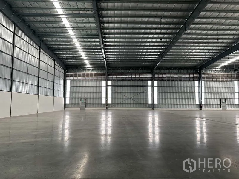 工厂 出租在Bang Sao Thong, Samut Prakan - 工业内部，金属隔热墙体与连续LED照明