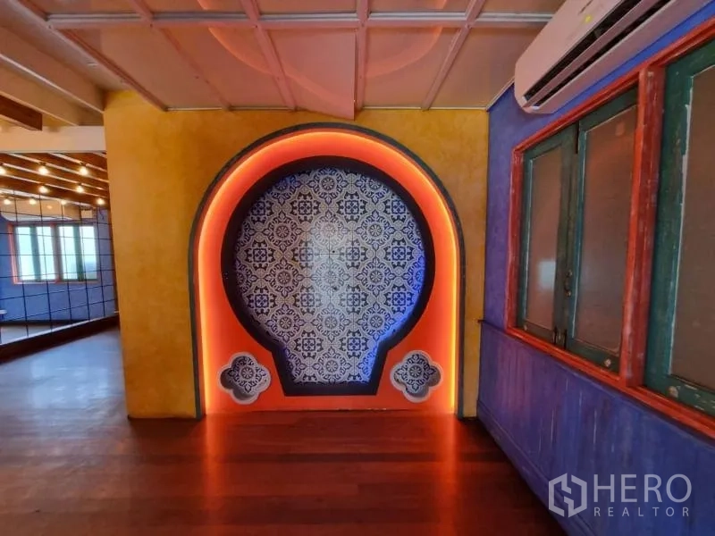Detached House for rent in Khlong Toei, Bangkok - Interior feature wall with patterned tiles and arched alcove illuminated by accent lighting.