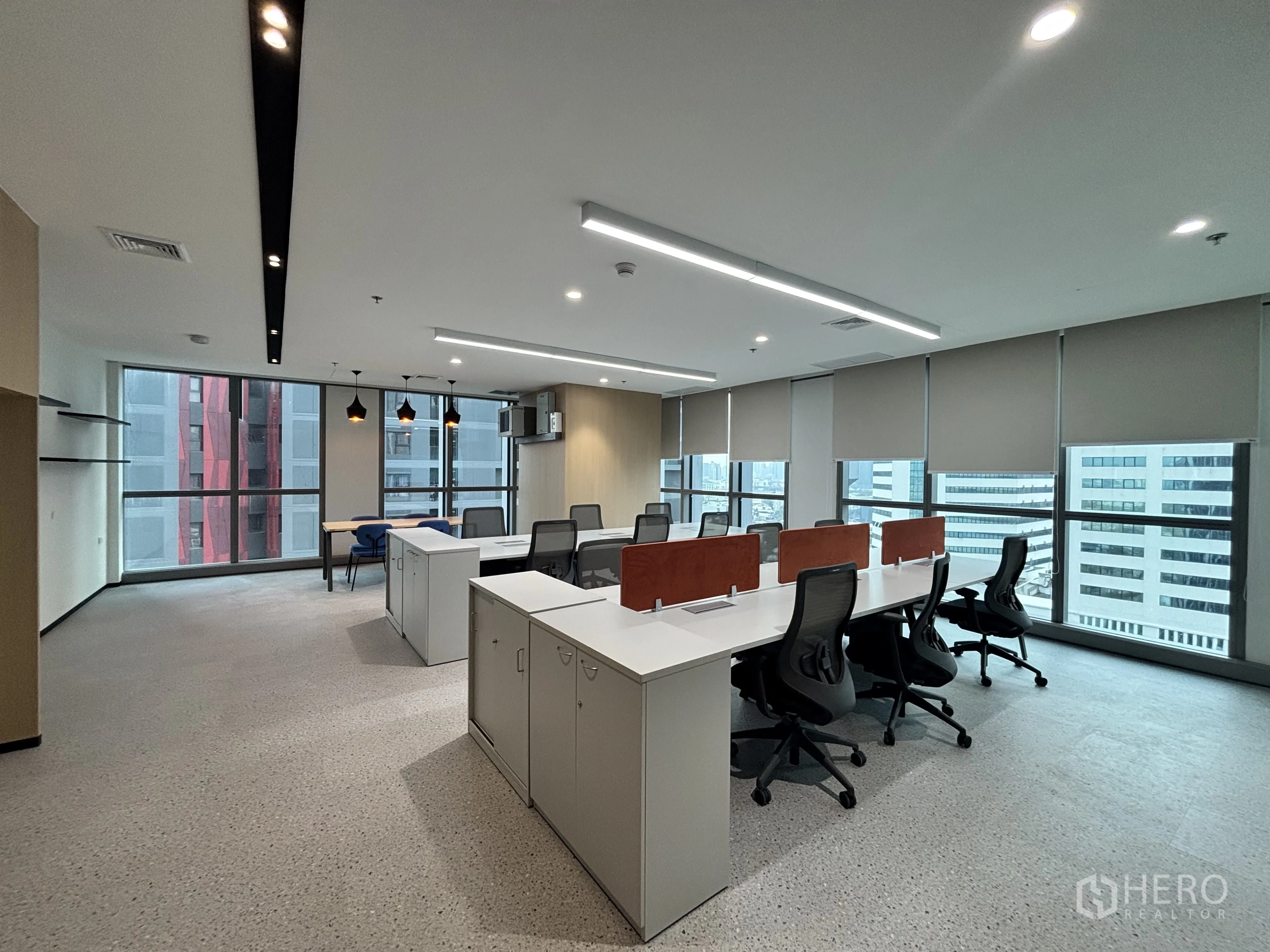 สำนักงาน ให้เช่าในHuai Khwang, Bangkok - พื้นที่สำนักงานแบบเปิด พร้อมโต๊ะทำงาน เก้าอี้ และตู้บิลท์อิน มองเห็นวิวเมืองผ่านกระจกบานใหญ่