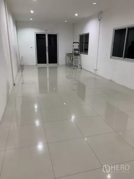 คลังสินค้า ให้เช่าในBang Kapi, Bangkok - ห้องออฟฟิศปูกระเบื้องสีขาว เพดานดาวน์ไลท์ มีประตูกระจกและหน้าต่าง