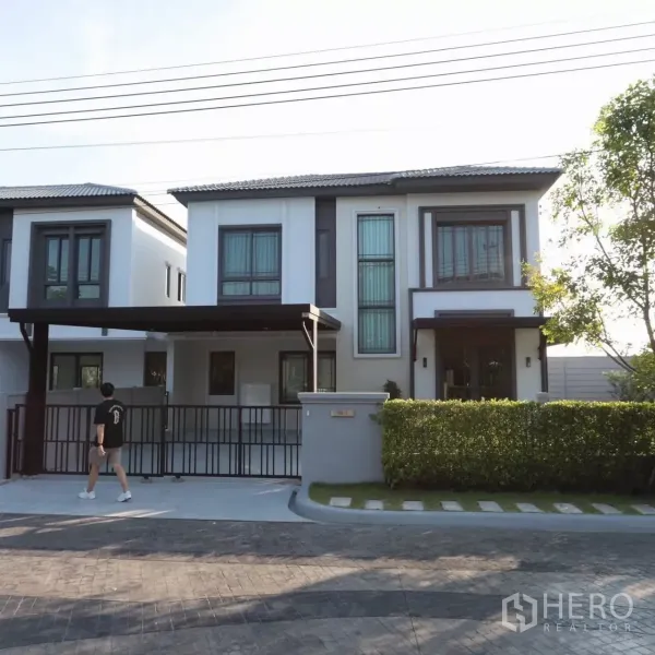Detached House for rent in Bang Phli, Samut Prakan - Modern two-storey detached house with gated entrance and covered carport