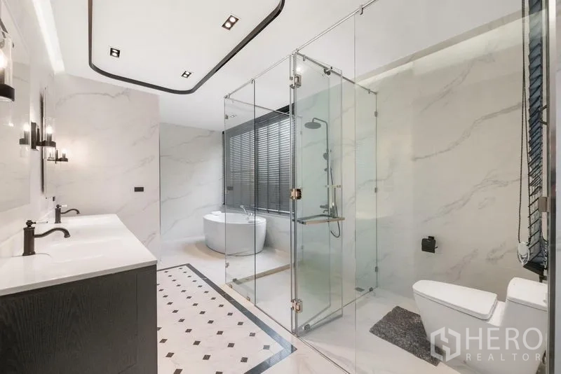 บ้าน ขาย - ห้องน้ำหรู อ่างล้างหน้าคู่ ฝักบัวกระจก และอ่างอาบน้ำ