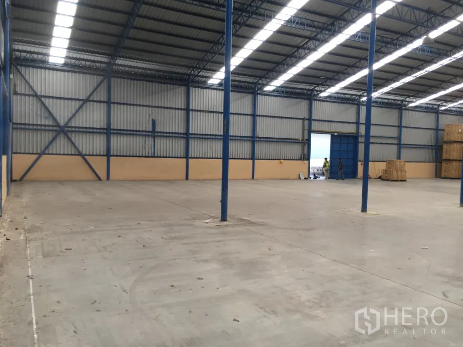 คลังสินค้า ให้เช่าในLat Krabang, Bangkok - ภายในโกดังโล่ง เพดานโครงทรัสเหล็กสูง มีช่องแสงหลังคาและพื้นคอนกรีตเรียบ