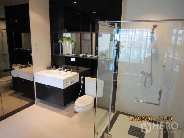 คอนโด ให้เช่าหรือขายในPathum Wan, Bangkok - ห้องน้ำทันสมัย พร้อมตู้ shower กระจกใส อ่างล้างหน้า กระจกบานใหญ่ และโถสุขภัณฑ์