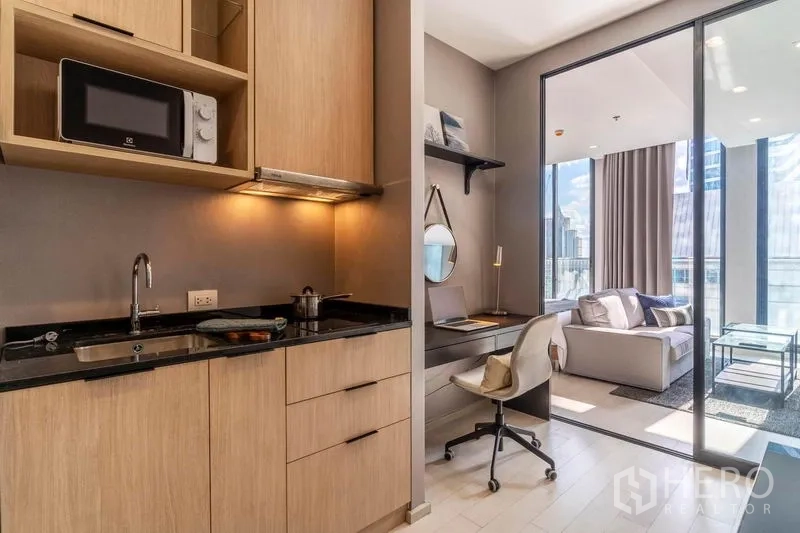 คอนโด ให้เช่าในPathum Wan, Bangkok - แพนทรี่ครัวตู้ไม้ ท็อปสีดำ พร้อมโต๊ะทำงานบิลท์อิน เชื่อมต่อห้องนั่งเล่นผ่านบานเลื่อนกระจก
