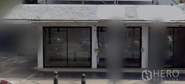 零售空间 出租在Bang Rak, Bangkok - 转角位置的玻璃门面商铺，临宽人行道，能见度高。