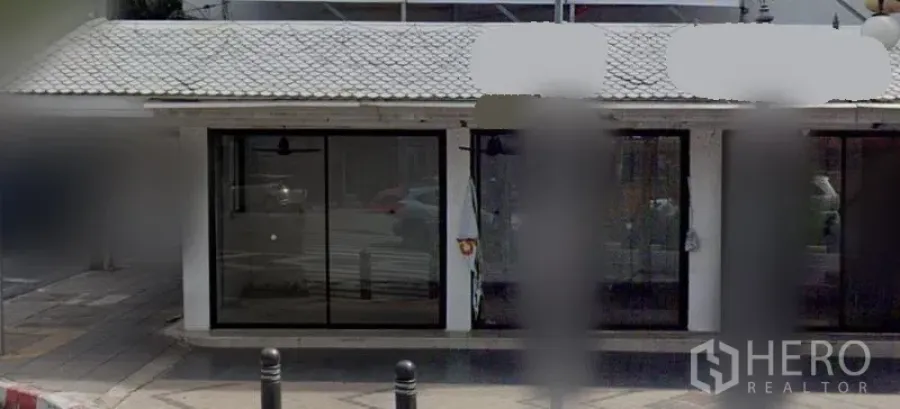 零售空间 出租在Bang Rak, Bangkok - 转角位置的玻璃门面商铺，临宽人行道，能见度高。