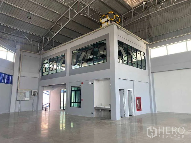 คลังสินค้า ให้เช่าในMueang Samut Prakan, Samut Prakan - อาคารสำนักงานสองชั้นภายในคลัง พร้อมอุปกรณ์ฉุกเฉินและอ่างล้างมือ