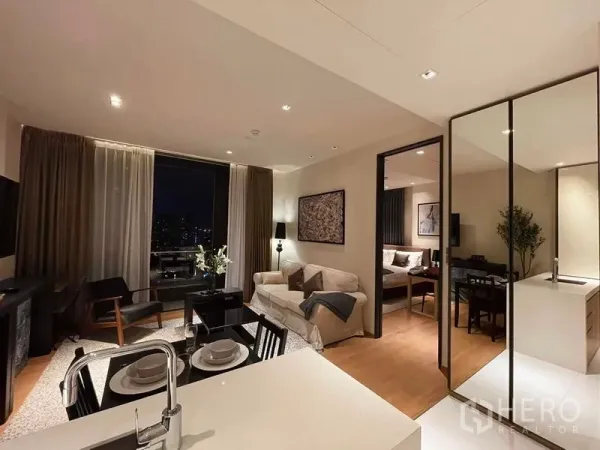 คอนโด ให้เช่าในKhlong Toei, Bangkok - พื้นที่นั่งเล่นและทานอาหารแบบเปิดเชื่อมวิวเมืองผ่านหน้าต่างบานใหญ่และทางเข้าห้องนอน