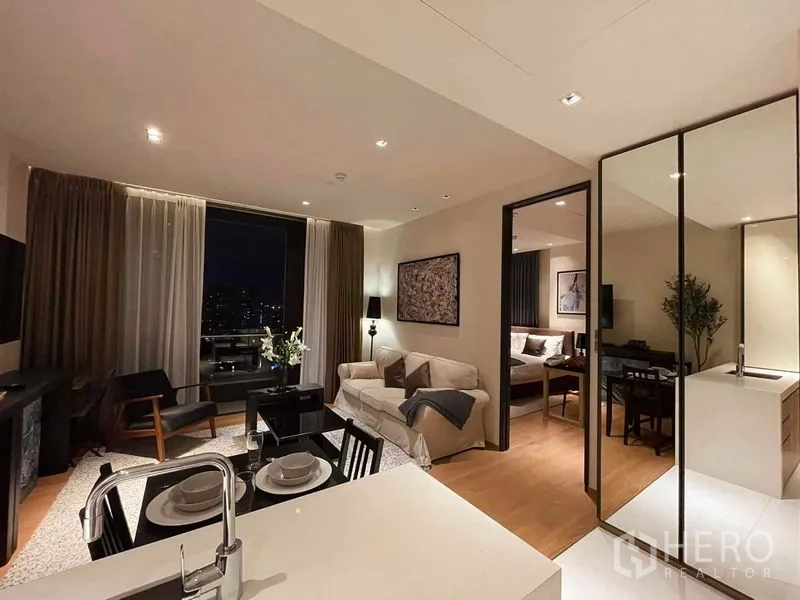 คอนโด ให้เช่าในKhlong Toei, Bangkok - พื้นที่นั่งเล่นและทานอาหารแบบเปิดเชื่อมวิวเมืองผ่านหน้าต่างบานใหญ่และทางเข้าห้องนอน