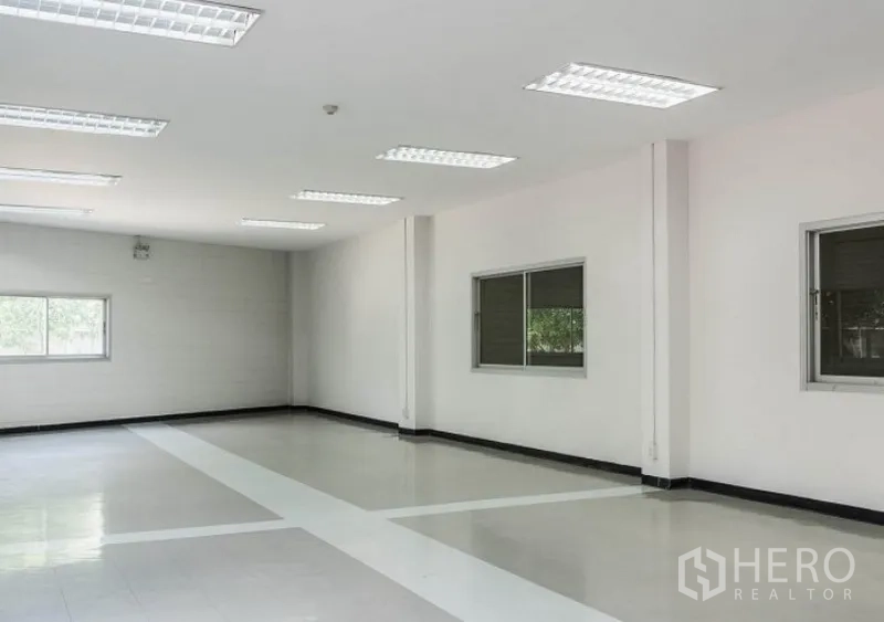工厂 出租在Mueang Samut Sakhon, Samut Sakhon - 明亮的办公空间，瓷砖地面、白色墙面与日光灯顶灯