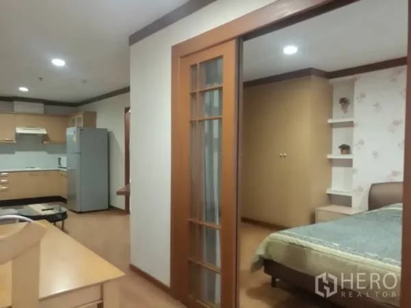 คอนโด ให้เช่าในKhlong Toei, Bangkok - มุมมองไปยังครัวและทางเข้าห้องนอน พร้อมผนังกั้นกระจกบานเลื่อน