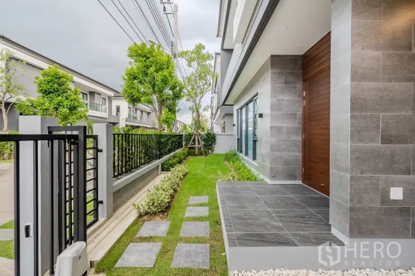 Detached House for rent in Bang Phli, Samut Prakan - Small front garden with stepping stones, hedge fence and tiled porch