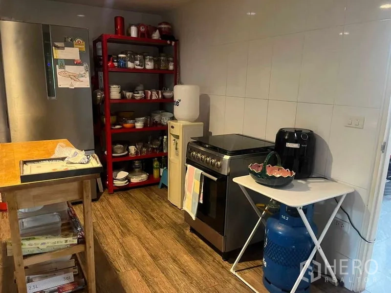 Home Office for rent in Bang Rak, Bangkok - Separate kitchen with oven, fridge, open shelving and gas cylinder.