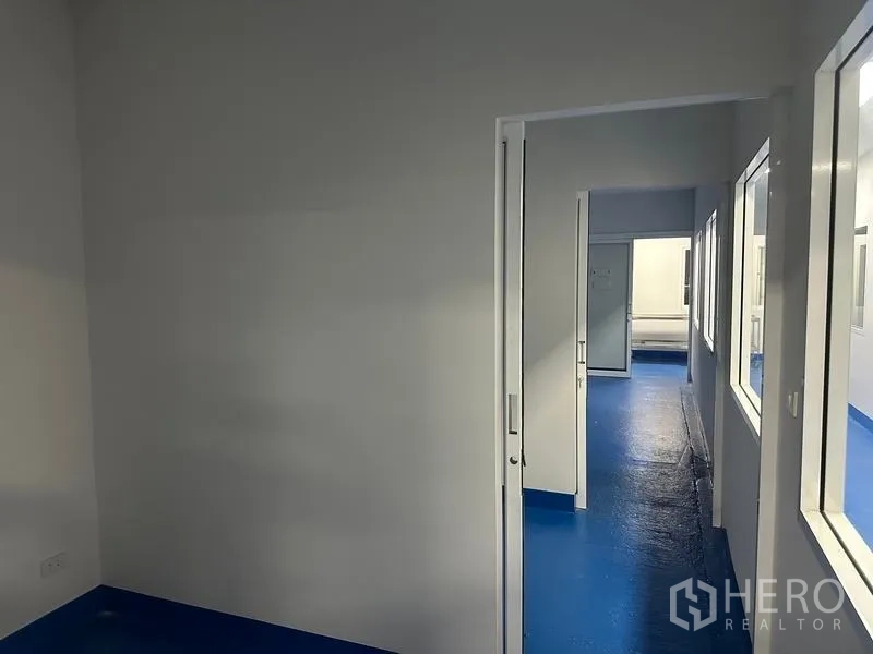 Warehouse for rent in Pak Kret, Nonthaburi - Compact partitioned room with a sliding door connecting to the clean corridor.