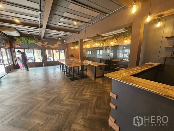พื้นที่ขายปลีก ให้เช่าในWatthana, Bangkok - โถงภายในกว้าง พื้นลายก้างปลา โคมไฟห้อย โต๊ะยาว และกระจกหน้าร้าน