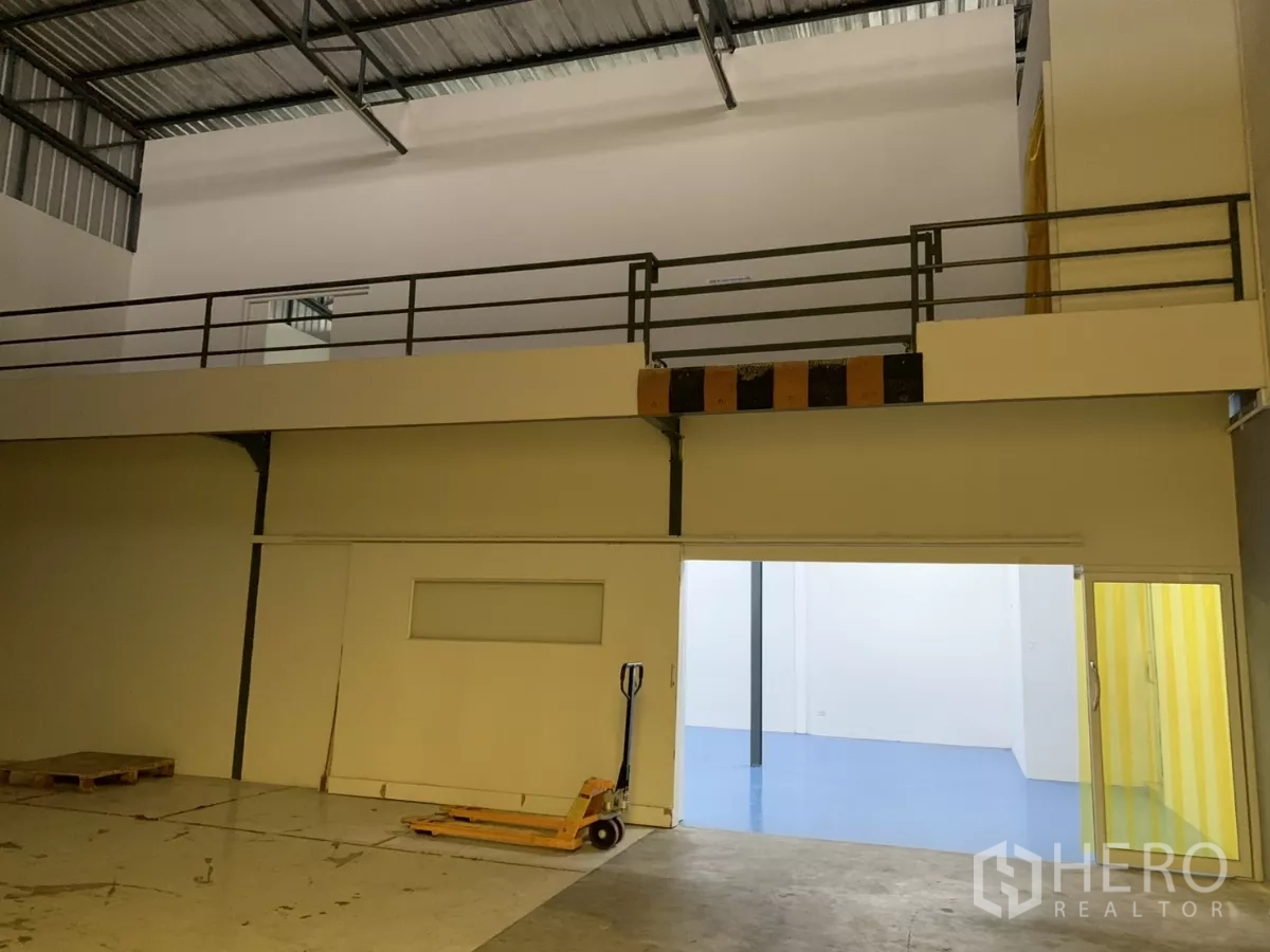 คลังสินค้า ให้เช่าในBang Kapi, Bangkok - พื้นที่โกดังเพดานสูงพร้อมชั้นลอย ราวเหล็ก และช่องโหลดของ