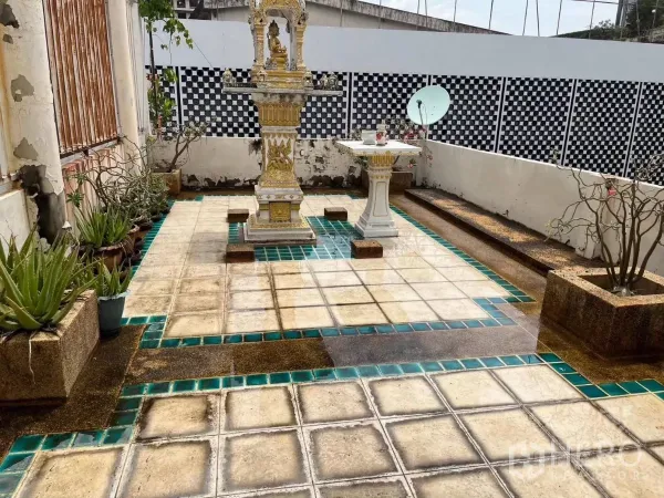 店屋 出租在Ratchathewi, Bangkok - 铺砖屋顶露台，设有泰式神龛与花槽。