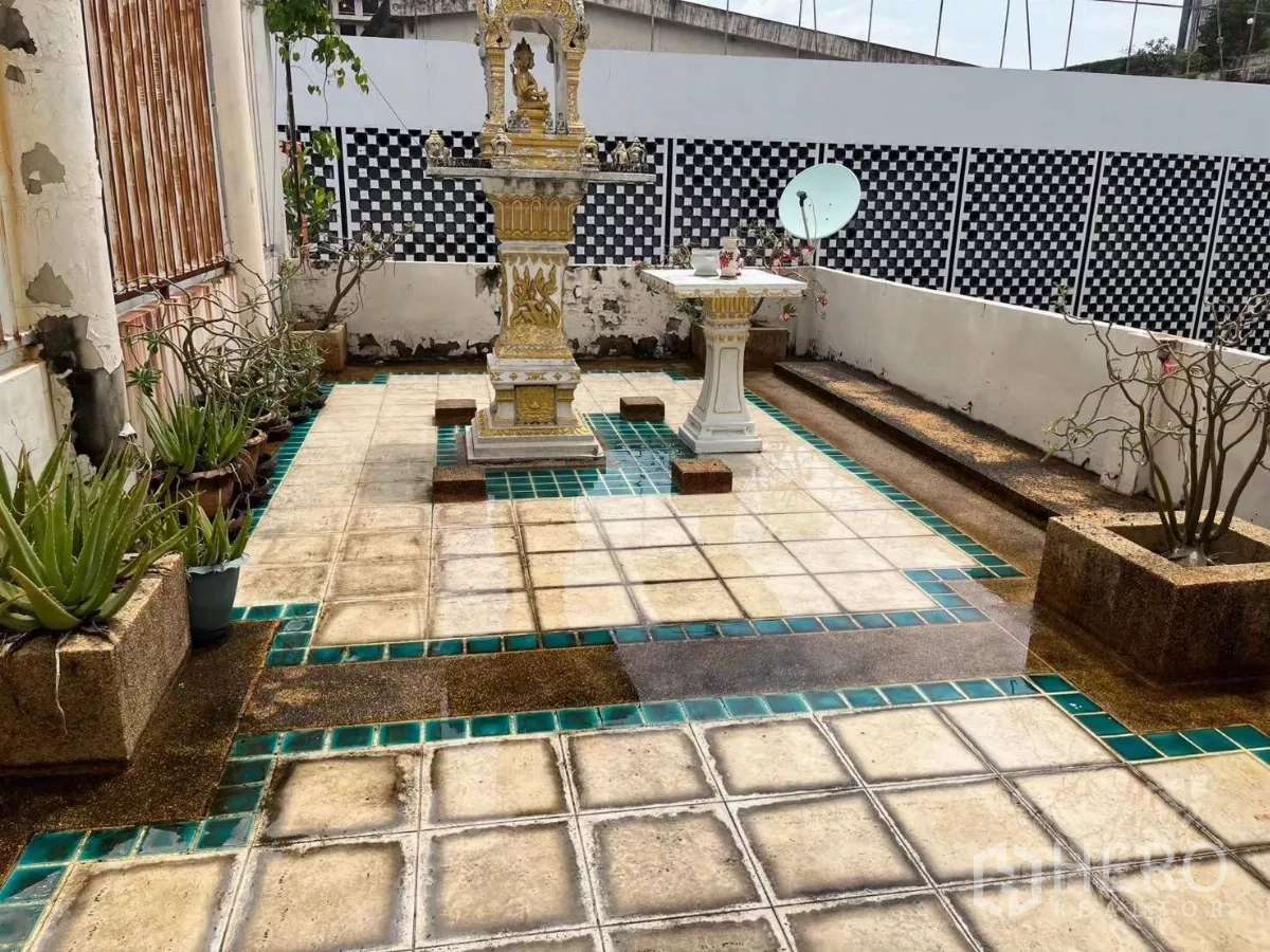 店屋 出租在Ratchathewi, Bangkok - 铺砖屋顶露台，设有泰式神龛与花槽。