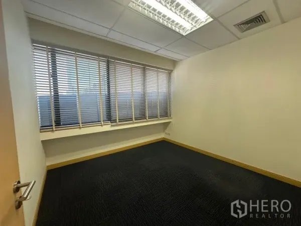 办公空间 出租在Bang Na, Bangkok - 空置办公房，整排窗户配百叶。