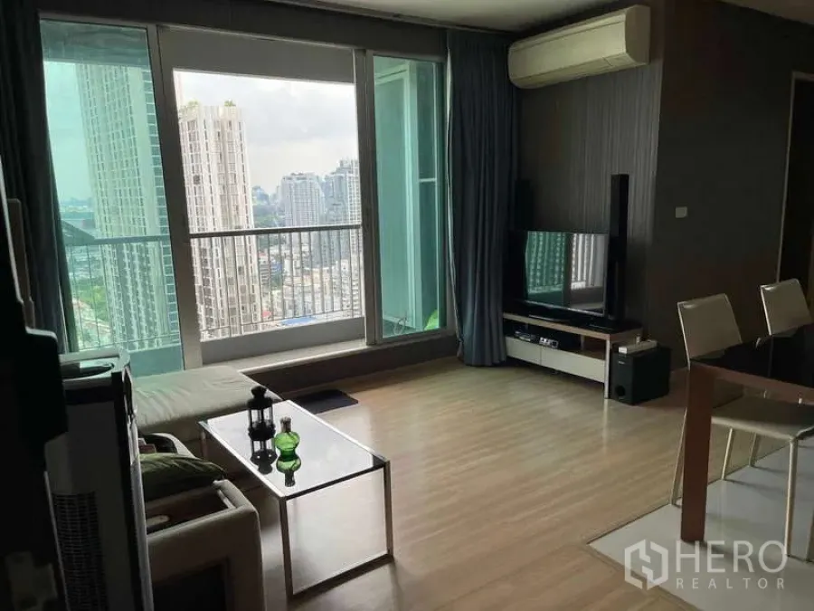 คอนโด ขายในPhaya Thai, Bangkok - อีกมุมของห้องนั่งเล่น เห็นกระจกระเบียงและทิวทัศน์สกายไลน์