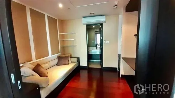 公寓 出租在Pathum Wan, Bangkok - 温馨书房/客房，内置搁架与沙发，直通套间浴室。