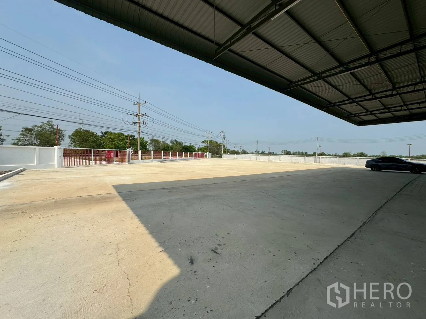 Warehouse for rent in Phutthamonthon, Nakhon Pathom - Covered loading bay and very large paved yard suitable for trucks and containers.