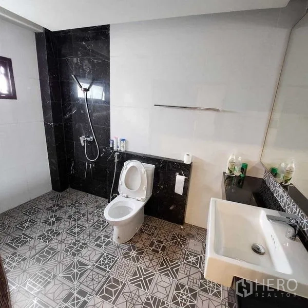 บ้าน ขายในPhra Khanong, Bangkok - ห้องน้ำพื้นกระเบื้องลายเรขาคณิต ผนังหินอ่อนสีดำและโซนอาบน้ำ